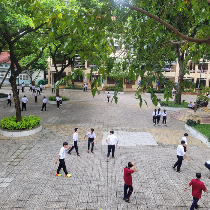 Học sinh nhảy dây, đá cầu. 462577343_1070996708147316_2380746837235829953_n.jpg