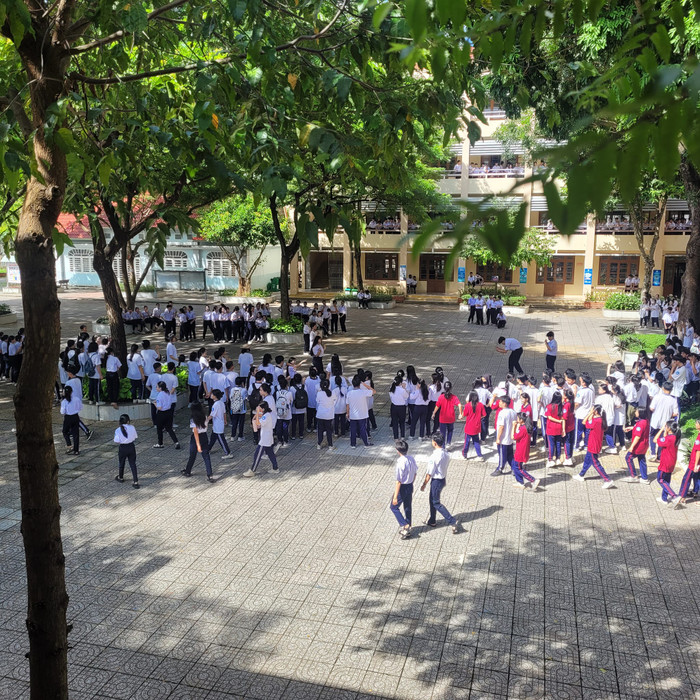 Học sinh cổ vũ hai đội đá cầu. 461870763_1070996581480662_6385518961707063091_n.jpg