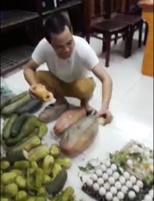 Một số loại thực phẩm bị hư hỏng như bí, su su, trứng,…không đảm bảo chất lượng và có dấu hiệu héo, thối rữa (ảnh chụp từ clip). Một số loại thực phẩm bị hư hỏng như bí, su su, trứng,…không đảm bảo chất lượng và có dấu hiệu héo, thối rữa (ảnh chụp từ clip).