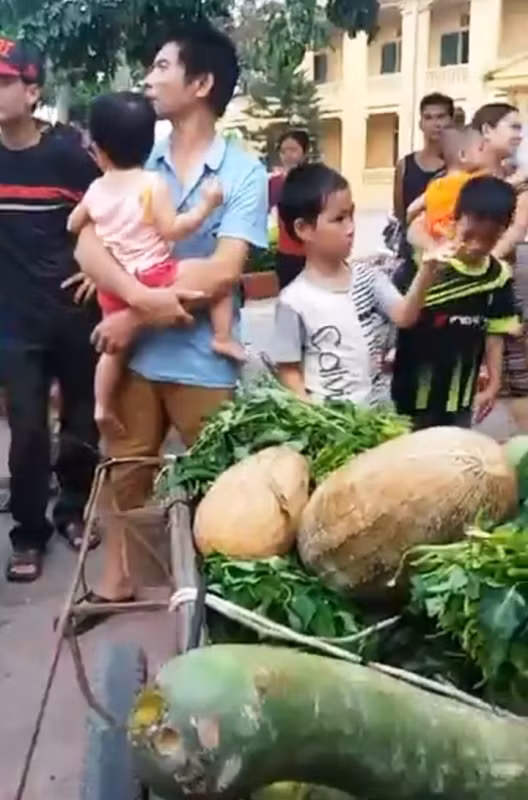 Các phụ huynh phát hiện xe ba gác chở thực phẩm không đảm bảo vệ sinh mang vào trường học (ảnh chụp từ clip).