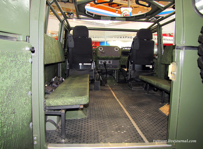 Bên trong xe, ghế ngồi được bố trí dọc hai bên thân xe. Chúng có thể dễ dàng được thay thế bằng các ghế ngồi khác theo yêu cầu của khách hàng. Bên trong xe, ghế ngồi được bố trí dọc hai bên thân xe. Chúng có thể dễ dàng được thay thế bằng các ghế ngồi khác theo yêu cầu của khách hàng.