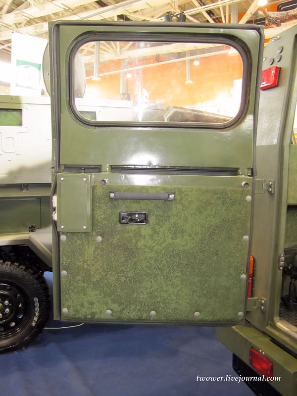 Cửa xe được thiết kế rất chắc chắn. Cửa xe được thiết kế rất chắc chắn.