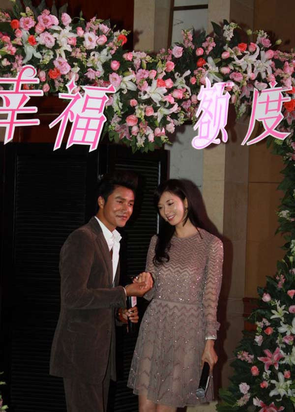 Cả hai tay trong tay tình tứ như một cặp tình nhân thực thụ