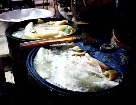 Bì lợn được ngâm trong ôxy già và hóa chất tẩy trắng, Ảnh VNE Bì lợn được ngâm trong ôxy già và hóa chất tẩy trắng, Ảnh VNE