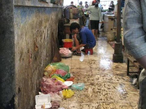 Chế biến thực phẩm ngay bên cạnh nơi đổ rác. Ảnh Lao động Chế biến thực phẩm ngay bên cạnh nơi đổ rác. Ảnh Lao động