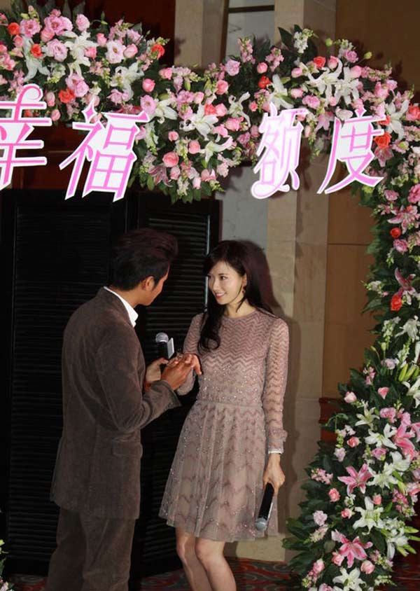 Trần Khôn tay giơ cao chiếc nhẫn kim cương nhẹ nhàng trao cho Lâm Chí Linh