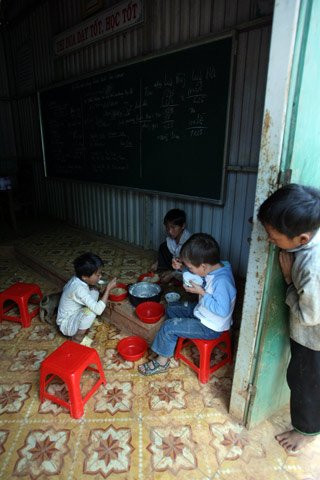 Ngoài 2 bữa chính do nhà trường nấu, bữa sáng các em tự túc nấu và cũng ăn luôn tại phòng học. Ngoài 2 bữa chính do nhà trường nấu, bữa sáng các em tự túc nấu và cũng ăn luôn tại phòng học.