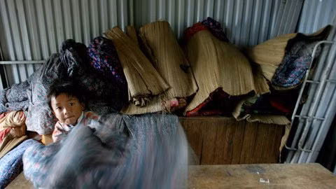 Chăn chiếu, đồ dùng cá nhân được xếp vào góc cuối phòng học.