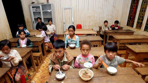 Những chiếc bàn học cũng là bàn ăn của các em. Những chiếc bàn học cũng là bàn ăn của các em.