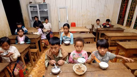 Những chiếc bàn học cũng là bàn ăn của các em.