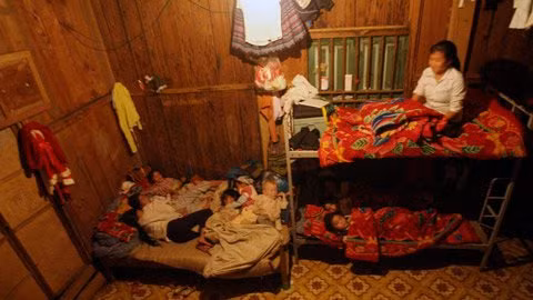 Và cũng chỉ phòng trọ này mới được ưu tiên một bóng đèn lấy điện từ máy phát điện mini chạy bằng sức nước dưới suối. Các em lớp 1, 2 phải chen chúc trên chiếc giường có chiều rộng 1m 2.