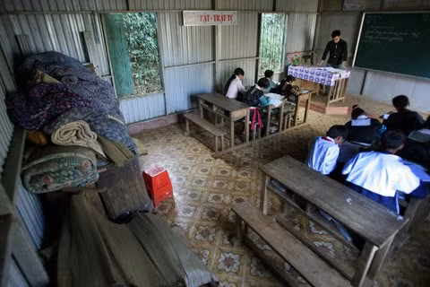 Không chỉ là phòng học, mọi sinh hoạt ăn nghỉ của các học sinh nam lớp 8A đều ở trong căn phòng này.