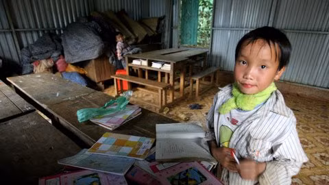 Chuẩn bị sách vở trước khi vào buổi học.