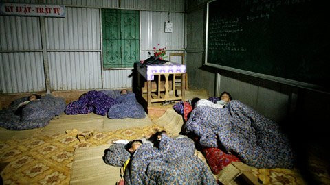 Số bàn học không đủ nên hầu hết các em ngủ ngay trên sàn nhà. Thầy hiệu trưởng nhà trường Nguyễn Hữu Hòa cho biết Tà Xi Láng nằm ở vùng núi cao nên mùa đông rất rét, nhiều lúc nhiệt độ xuống đến 1 độ C. Số bàn học không đủ nên hầu hết các em ngủ ngay trên sàn nhà. Thầy hiệu trưởng nhà trường Nguyễn Hữu Hòa cho biết Tà Xi Láng nằm ở vùng núi cao nên mùa đông rất rét, nhiều lúc nhiệt độ xuống đến 1 độ C.