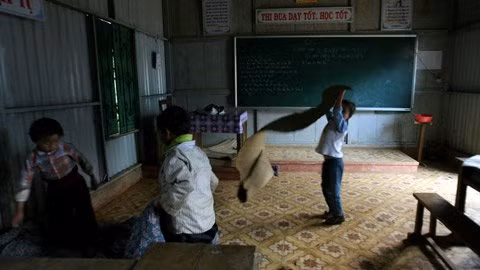 Không ai bảo ai, tất cả đều tự giác thu dọn chỗ ngủ.