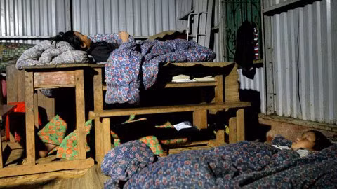 Do không có điện nên hầu hết học sinh ở đây đi ngủ từ 7 giờ tối, lúc này những chiếc bàn học được kê thành giường ngủ.