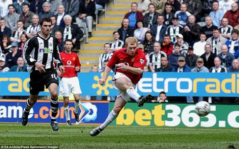 2002-2003: 3 tháng trước khi mùa bóng kết thúc, Arsenal đang hơn United 8 điểm. Tuy nhiên Quỷ Đỏ đã ngoi trở lại và mùa giải được quyết định ở vòng cuối. Arsenal mất điểm trước Bolton, và United đoạt chức vô địch. 2002-2003: 3 tháng trước khi mùa bóng kết thúc, Arsenal đang hơn United 8 điểm. Tuy nhiên Quỷ Đỏ đã ngoi trở lại và mùa giải được quyết định ở vòng cuối. Arsenal mất điểm trước Bolton, và United đoạt chức vô địch.