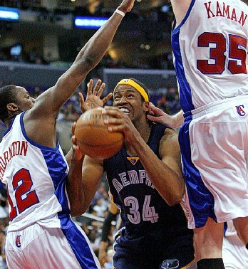 ‘Cuộc sống hai mặt của tôi đã ngăn cản tôi có sự thân mật với bất kỳ đồng đội nào. Khi tôi mới bắt đầu sự nghiệp, tôi cố gắng chứng minh rằng mình là người bình thường như bao người khác, nhưng khi tôi bắt đầu cảm thấy thoải mái khi đeo cái mặt nạ ấy, tôi không cần phải cố làm điều đó nữa. Tôi cảm thấy những gì mình cần làm là tập luyện chăm chỉ và giành chiến thắng. Tôi hy vọng rằng các cầu thủ và huấn luyện viên sẽ giành cho tôi sự tôn trọng. Một người đồng đội tốt bụng sẽ ủng hộ anh dù anh có là người thế nào đi chăng nữa”. ‘Cuộc sống hai mặt của tôi đã ngăn cản tôi có sự thân mật với bất kỳ đồng đội nào. Khi tôi mới bắt đầu sự nghiệp, tôi cố gắng chứng minh rằng mình là người bình thường như bao người khác, nhưng khi tôi bắt đầu cảm thấy thoải mái khi đeo cái mặt nạ ấy, tôi không cần phải cố làm điều đó nữa. Tôi cảm thấy những gì mình cần làm là tập luyện chăm chỉ và giành chiến thắng. Tôi hy vọng rằng các cầu thủ và huấn luyện viên sẽ giành cho tôi sự tôn trọng. Một người đồng đội tốt bụng sẽ ủng hộ anh dù anh có là người thế nào đi chăng nữa”.