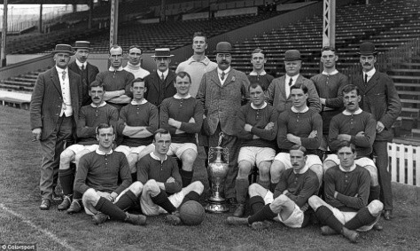 1907-08: Đội hình United được dẫn đầu bởi HLV Ernest Mangnall, và ông trở thành một trong 3 HLV đưa United tới những chức vô địch quốc gia. 1907-08: Đội hình United được dẫn đầu bởi HLV Ernest Mangnall, và ông trở thành một trong 3 HLV đưa United tới những chức vô địch quốc gia.