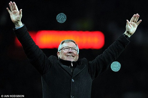 Sir Alex Ferguson tận hưởng chức vô địch Premier League thứ 13 mà ông giành được Sir Alex Ferguson tận hưởng chức vô địch Premier League thứ 13 mà ông giành được