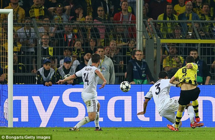 Và tỷ số là 3-1, trong một tình huống mà Lewandowski quặt người sút bóng dù bị 2 cầu thủ đối phương kèm Và tỷ số là 3-1, trong một tình huống mà Lewandowski quặt người sút bóng dù bị 2 cầu thủ đối phương kèm