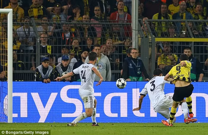 Và tỷ số là 3-1, trong một tình huống mà Lewandowski quặt người sút bóng dù bị 2 cầu thủ đối phương kèm