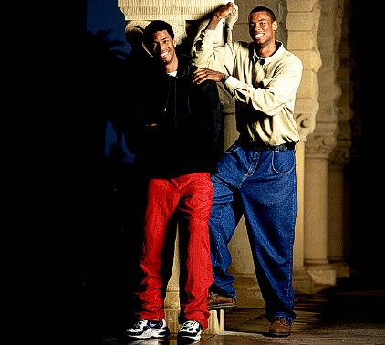 ‘Gia đình tôi chỉ trông đợi một đứa con ra đời vào năm 1978, một điều lạ lùng so với ngày nay. Đó là tôi. Khi tôi ra đời, một bác sĩ chúc mừng mẹ con tôi bình an. Thế rồi một y tá chợt thốt lên “còn nữa này”, và 8 phút sau, người anh em song sinh của tôi, Jarron, đã ra đời. Anh em tôi đã cùng nhau tới đại học Stanford, đã cùng tới NBA, và với tư cách là một người anh, tôi luôn chăm sóc Jarron”. ‘Gia đình tôi chỉ trông đợi một đứa con ra đời vào năm 1978, một điều lạ lùng so với ngày nay. Đó là tôi. Khi tôi ra đời, một bác sĩ chúc mừng mẹ con tôi bình an. Thế rồi một y tá chợt thốt lên “còn nữa này”, và 8 phút sau, người anh em song sinh của tôi, Jarron, đã ra đời. Anh em tôi đã cùng nhau tới đại học Stanford, đã cùng tới NBA, và với tư cách là một người anh, tôi luôn chăm sóc Jarron”.