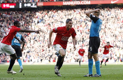 2008-2009: Sau một thời gian dài, Liverpool trở lại cuộc đua vô địch và đã có lúc đứng đầu BXH. Tuy nhiên những ngày đầu năm đã chứng kiến Quỷ Đỏ đoạt lại ngôi đầu bảng và giữ nó tới gần cuối mùa. Federico Macheda ghi một trong những bàn thắng quan trọng nhất mùa giải để giúp United lội ngược dòng 3-2 trước Aston Villa để lần nữa lấy lại ngôi đầu bảng và sau đó đoạt chức vô địch. 2008-2009: Sau một thời gian dài, Liverpool trở lại cuộc đua vô địch và đã có lúc đứng đầu BXH. Tuy nhiên những ngày đầu năm đã chứng kiến Quỷ Đỏ đoạt lại ngôi đầu bảng và giữ nó tới gần cuối mùa. Federico Macheda ghi một trong những bàn thắng quan trọng nhất mùa giải để giúp United lội ngược dòng 3-2 trước Aston Villa để lần nữa lấy lại ngôi đầu bảng và sau đó đoạt chức vô địch.