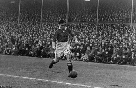 1951-52: Mùa giải này chấm dứt 41 năm chờ đợi của các CĐV khi HLV Matt Busby đưa United tới chức vô địch với chân sút chủ lực Jack Rowley (ảnh), người ghi 30 bàn thắng trong 40 trận. 1951-52: Mùa giải này chấm dứt 41 năm chờ đợi của các CĐV khi HLV Matt Busby đưa United tới chức vô địch với chân sút chủ lực Jack Rowley (ảnh), người ghi 30 bàn thắng trong 40 trận.