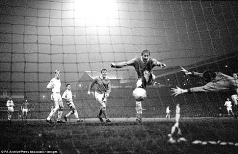 1964-65: Sau gần 10 năm, United trở lại với danh hiệu vô địch quốc gia khi đánh bại Leeds United một cách kịch tính dựa trên hiệu số bàn thắng. Bộ 3 thần thánh Geogre Best, Denis Law và Bobby Charlton nổi như cồn và Sir Matt Busby đánh bại kẻ thù không đội trời chung Don Revie. 1964-65: Sau gần 10 năm, United trở lại với danh hiệu vô địch quốc gia khi đánh bại Leeds United một cách kịch tính dựa trên hiệu số bàn thắng. Bộ 3 thần thánh Geogre Best, Denis Law và Bobby Charlton nổi như cồn và Sir Matt Busby đánh bại kẻ thù không đội trời chung Don Revie.