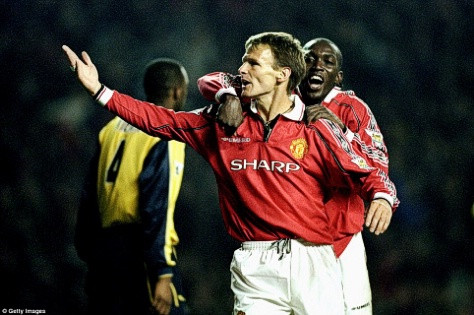 1999-2000: United hoàn toàn thống trị mùa giải khi về đích với cự ly 18 điểm so với Arsenal 1999-2000: United hoàn toàn thống trị mùa giải khi về đích với cự ly 18 điểm so với Arsenal