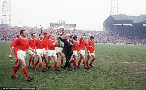 1966-67: Lần thứ 2 United đoạt chức vô địch 2 năm liên tiếp, và vẫn là Bộ 3 thần thánh dẫn đầu. United kết thúc mùa giải với 4 điểm nhiều hơn Nottingham Forest và Tottenham. 1966-67: Lần thứ 2 United đoạt chức vô địch 2 năm liên tiếp, và vẫn là Bộ 3 thần thánh dẫn đầu. United kết thúc mùa giải với 4 điểm nhiều hơn Nottingham Forest và Tottenham.