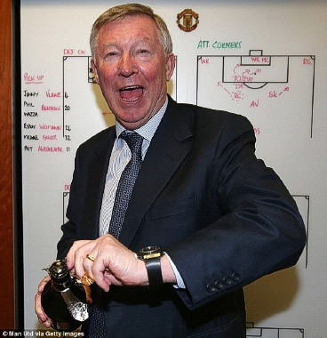 Sir Alex cũng tự thưởng cho mình một chai Sir Alex cũng tự thưởng cho mình một chai