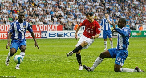 2007-2008: Mùa giải này chứng kiến Cristiano Ronaldo bùng nổ để trở thành một siêu sao của bóng đá thế giới, tuy nhiên Quỷ Đỏ cũng phải tới ngày cuối cùng mới đoạt chức vô địch. Arsenal dẫn đầu bảng xếp hạng cho tới đầu năm 2008 trước khi bị United phế truất, và Chelsea bám sát theo họ cho tới ngày cuối cùng khi United thắng Wigan 2-0 và Chelsea bị cầm hòa trước Bolton. 2007-2008: Mùa giải này chứng kiến Cristiano Ronaldo bùng nổ để trở thành một siêu sao của bóng đá thế giới, tuy nhiên Quỷ Đỏ cũng phải tới ngày cuối cùng mới đoạt chức vô địch. Arsenal dẫn đầu bảng xếp hạng cho tới đầu năm 2008 trước khi bị United phế truất, và Chelsea bám sát theo họ cho tới ngày cuối cùng khi United thắng Wigan 2-0 và Chelsea bị cầm hòa trước Bolton.