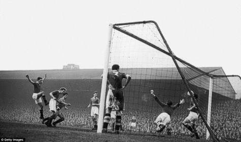 1955-56: Matt Busby dẫn dắt một tập thể trẻ tuổi (Busby Babes) tới chức vô địch với lối chơi tấn công đẹp mắt. Những trụ cột bao gồm Duncan Edwards, Eddie Colman và Tommy Taylor. 1955-56: Matt Busby dẫn dắt một tập thể trẻ tuổi (Busby Babes) tới chức vô địch với lối chơi tấn công đẹp mắt. Những trụ cột bao gồm Duncan Edwards, Eddie Colman và Tommy Taylor.