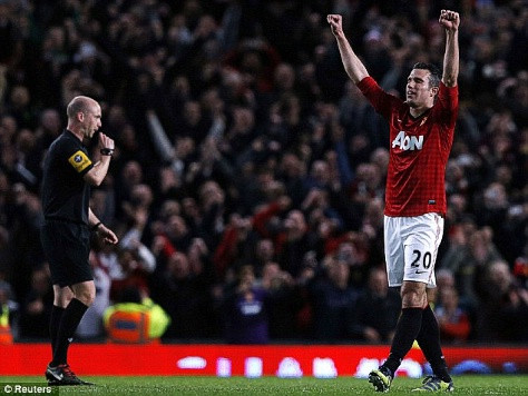 Trận đấu kết thúc với tiêu điểm là cú hat-trick đỉnh cao của Robin Van Persie Trận đấu kết thúc với tiêu điểm là cú hat-trick đỉnh cao của Robin Van Persie