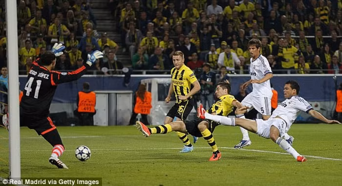 Tiền đạo người Ba Lan ghi bàn mở tỷ số ngay phút thứ 8