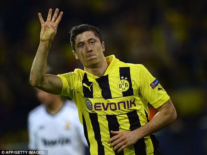 4 bàn cho Robert Lewandowski, một màn trình diễn huyền thoại sẽ còn được nhắc đến nhiều nữa