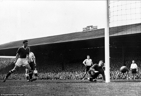 1956-57: Đây là mùa đầu tiên Man Utd vô địch Anh trong 2 năm liên tiếp. Tiếp tục là sự tỏa sáng của các cầu thủ trẻ, trong đó nổi bật nhất là Duncan Edwards và trung phong Tommy Taylor bên cạnh Billy Whelan. 1956-57: Đây là mùa đầu tiên Man Utd vô địch Anh trong 2 năm liên tiếp. Tiếp tục là sự tỏa sáng của các cầu thủ trẻ, trong đó nổi bật nhất là Duncan Edwards và trung phong Tommy Taylor bên cạnh Billy Whelan.