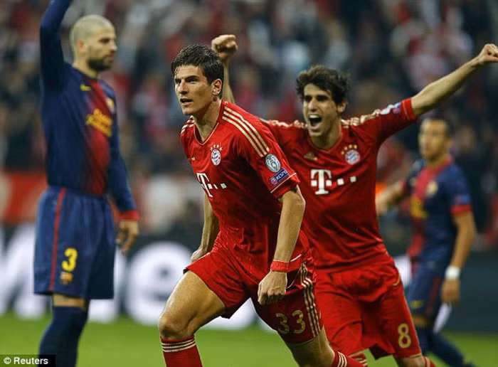 Mario Gomez cũng tìm cho mình một bàn thắng