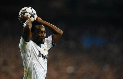 Được đưa về để đá dự bị, giờ Michael Essien đang đoạt lấy vị trí hậu vệ phải từ tay Alvaro Arbeloa Được đưa về để đá dự bị, giờ Michael Essien đang đoạt lấy vị trí hậu vệ phải từ tay Alvaro Arbeloa