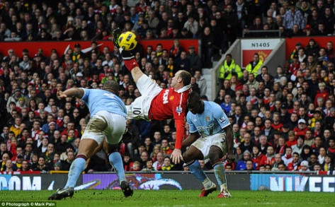 2010-2011: Arsenal và Chelsea có sự thách thức mạnh mẽ với United trong mùa bóng này nhưng United đã duy trì vị trí dẫn đầu cho tới hết mùa, đặc biệt sau khi tận dụng sự sa sút của Chelsea vào cuối năm 2010. Mùa bóng này chứng kiến một khoảnh khắc kinh điển: Cú xe đạp chổng ngược của Wayne Rooney trong trận derby Manchester. 2010-2011: Arsenal và Chelsea có sự thách thức mạnh mẽ với United trong mùa bóng này nhưng United đã duy trì vị trí dẫn đầu cho tới hết mùa, đặc biệt sau khi tận dụng sự sa sút của Chelsea vào cuối năm 2010. Mùa bóng này chứng kiến một khoảnh khắc kinh điển: Cú xe đạp chổng ngược của Wayne Rooney trong trận derby Manchester.