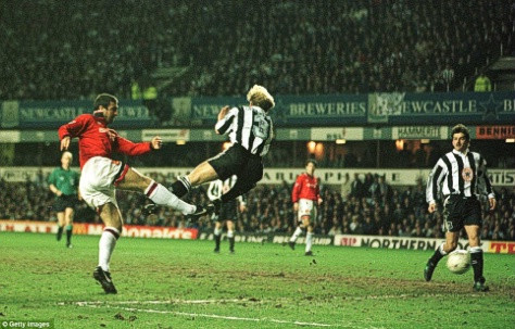 1995-96: United mở màn mùa giải với thất bại và tập thể trẻ của Alex Ferguson bị Newcastle United của Kevin Keegan bỏ xa 12 điểm vào cuối tháng 1. Nhưng một loạt những đòn tâm lý chiến của Ferguson, sự trở lại của Eric Cantona và sai lầm cá nhân của chính Keegan ("không quan trọng thủng lưới bao nhiêu, miễn là ghi nhiều bàn hơn đối phương") đã khiến United bật dậy và đoạt lấy ngôi đầu bảng trong tháng 5. Kevin Keegan tự đầu hàng trong một cuộc phỏng vấn truyền hình nổi tiếng, và United có danh hiệu VĐQG thứ 10. 1995-96: United mở màn mùa giải với thất bại và tập thể trẻ của Alex Ferguson bị Newcastle United của Kevin Keegan bỏ xa 12 điểm vào cuối tháng 1. Nhưng một loạt những đòn tâm lý chiến của Ferguson, sự trở lại của Eric Cantona và sai lầm cá nhân của chính Keegan ("không quan trọng thủng lưới bao nhiêu, miễn là ghi nhiều bàn hơn đối phương") đã khiến United bật dậy và đoạt lấy ngôi đầu bảng trong tháng 5. Kevin Keegan tự đầu hàng trong một cuộc phỏng vấn truyền hình nổi tiếng, và United có danh hiệu VĐQG thứ 10.