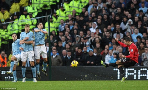 2012-13: Robin Van Persie đặt chân tới Old Trafford và làm thay đổi tất cả. Anh có 6 tháng đỉnh cao cùng United khi ghi bàn liên tục và trong những trận đấu quan trọng. Khi Van Persie không ghi bàn, United lại trải qua chuỗi trận giữ sạch lưới liên tiếp. Nhà vô địch mùa 2011/12 Man City đã không thể theo kịp khi tháng 2 bắt đầu, và đêm qua United chính thức chạm mốc 20 chức vô địch Anh. 2012-13: Robin Van Persie đặt chân tới Old Trafford và làm thay đổi tất cả. Anh có 6 tháng đỉnh cao cùng United khi ghi bàn liên tục và trong những trận đấu quan trọng. Khi Van Persie không ghi bàn, United lại trải qua chuỗi trận giữ sạch lưới liên tiếp. Nhà vô địch mùa 2011/12 Man City đã không thể theo kịp khi tháng 2 bắt đầu, và đêm qua United chính thức chạm mốc 20 chức vô địch Anh.