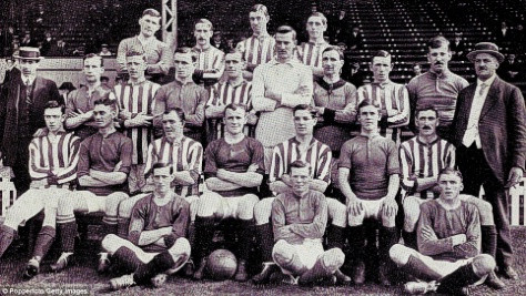 1910-11: United vô địch lần thứ 2 trong vòng 4 năm. Họ bị Aston Villa dồn ép trong cuộc đua này và phải tới tận ngày cuối cùng mới ấn định được chiến thắng khi đánh bại Sunderland. 1910-11: United vô địch lần thứ 2 trong vòng 4 năm. Họ bị Aston Villa dồn ép trong cuộc đua này và phải tới tận ngày cuối cùng mới ấn định được chiến thắng khi đánh bại Sunderland.
