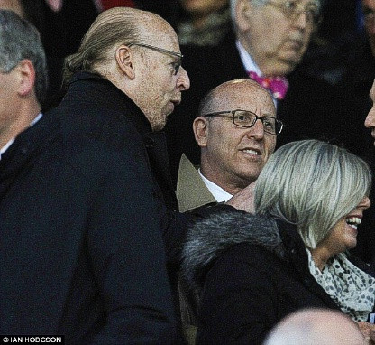 Các thành viên nhà Glazer có mặt tại Old Trafford để dự khán trận đấu. Các thành viên nhà Glazer có mặt tại Old Trafford để dự khán trận đấu.