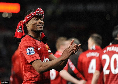 Evra vỗ tay cảm ơn các khán giả Old Trafford Evra vỗ tay cảm ơn các khán giả Old Trafford
