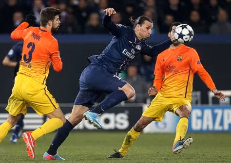 Hàng thủ Barcelona không chặn được Ibrahimovic chuyền bóng trong tình huống dẫn tới bàn thắng của Matuidi