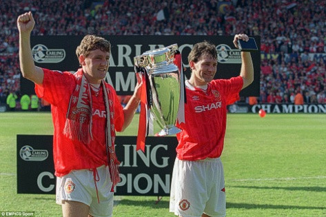1993-94: Eric Cantona, Andrei Kanchelskis, Ryan Giggs và Mark Hughes khiến Man Utd gần như bất khả chiến bại ở bên trong lãnh thổ Anh Quốc, bất chấp họ có một giai đoạn chật vật vào đầu năm 1994. Đây là hình ảnh Steve Bruce nâng cao chiếc cúp vô địch cùng với đội trưởng Bryan Robson, người chính thức từ giã Old Trafford sau 13 năm gánh vác United qua thời gian khó. 1993-94: Eric Cantona, Andrei Kanchelskis, Ryan Giggs và Mark Hughes khiến Man Utd gần như bất khả chiến bại ở bên trong lãnh thổ Anh Quốc, bất chấp họ có một giai đoạn chật vật vào đầu năm 1994. Đây là hình ảnh Steve Bruce nâng cao chiếc cúp vô địch cùng với đội trưởng Bryan Robson, người chính thức từ giã Old Trafford sau 13 năm gánh vác United qua thời gian khó.