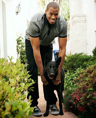 ‘Tôi rất mừng rằng mình đã có thể thôi che giấu sự thật về con người của mình và tập trung vào mùa giải NBA thứ 13. Tôi tin rằng những đồng đội cũ sẽ không cảm thấy bực bội khi biết tôi là gay. Tôi đã từng chạy bộ trên dãy Santa Monica với Shadow, chú chó Đức của tôi, một kỷ niệm từ người đồng đội cũ Mike Miller ngày còn ở Memphis’. ‘Tôi rất mừng rằng mình đã có thể thôi che giấu sự thật về con người của mình và tập trung vào mùa giải NBA thứ 13. Tôi tin rằng những đồng đội cũ sẽ không cảm thấy bực bội khi biết tôi là gay. Tôi đã từng chạy bộ trên dãy Santa Monica với Shadow, chú chó Đức của tôi, một kỷ niệm từ người đồng đội cũ Mike Miller ngày còn ở Memphis’.